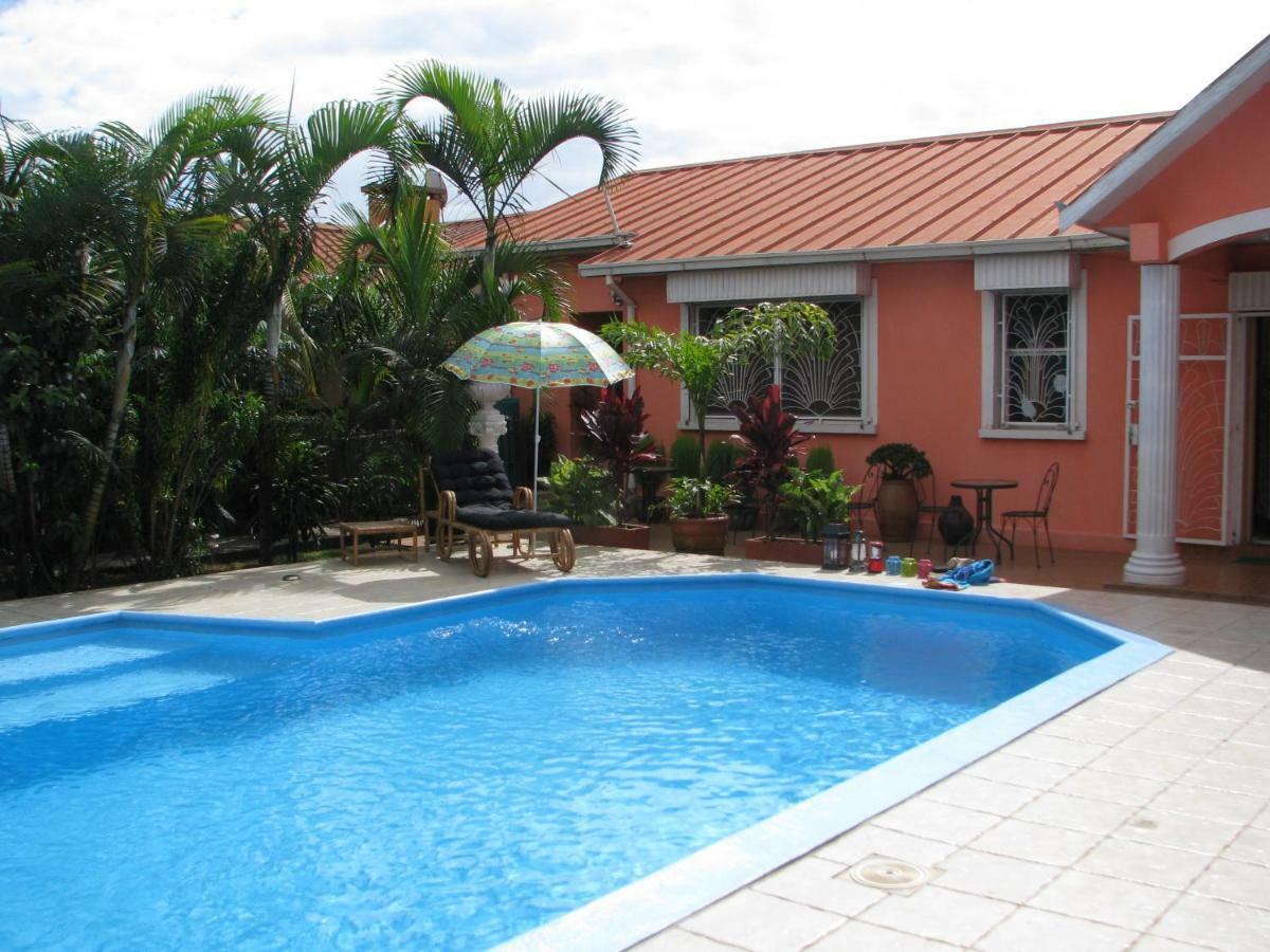 Avamada Lodge Ivato  Buitenkant foto
